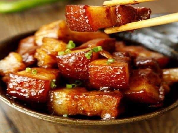 Miếng thịt khi được kho khéo léo, sẽ trở nên thơm lừng, chín mềm - Ảnh: Sưu tầm