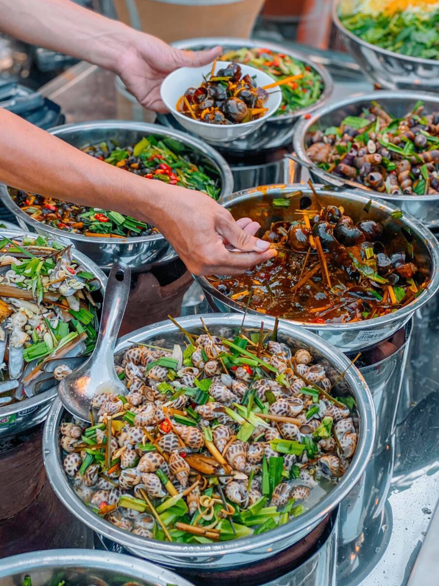 Quán ốc Quy Nhơn, mua 4 tặng 1 - Ảnh: Gà bông Foodie