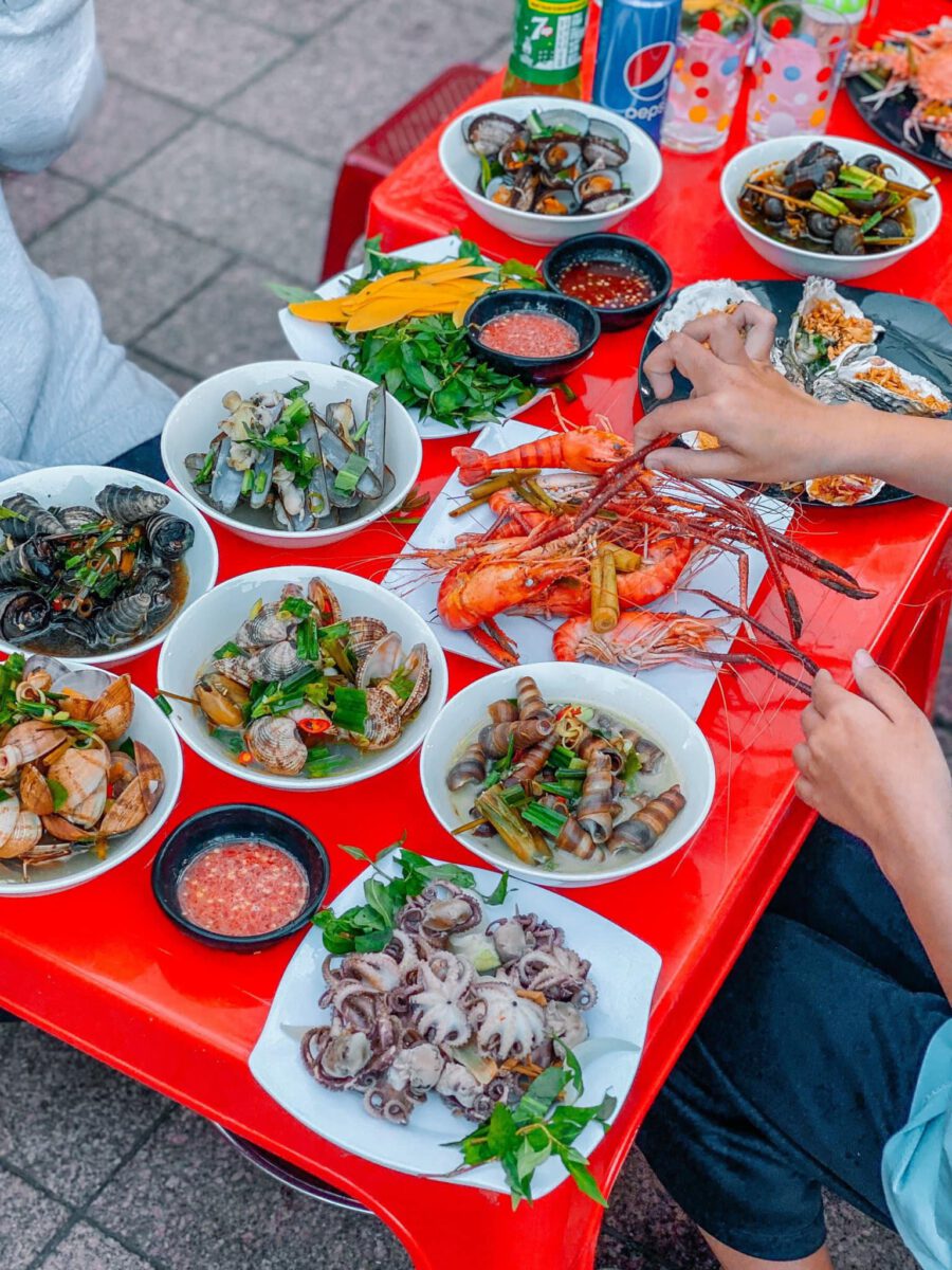 Quán ốc Quy Nhơn, mua 4 tặng 1 - Ảnh: Gà bông Foodie