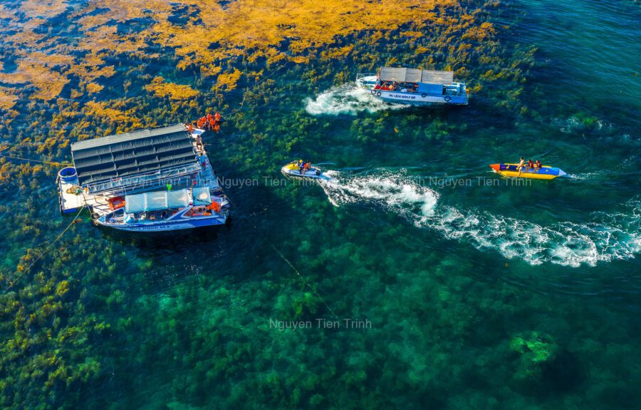 Tường thành dưới đây biển ở Hòn Khô - Ảnh: Nguyen Tien Trinh