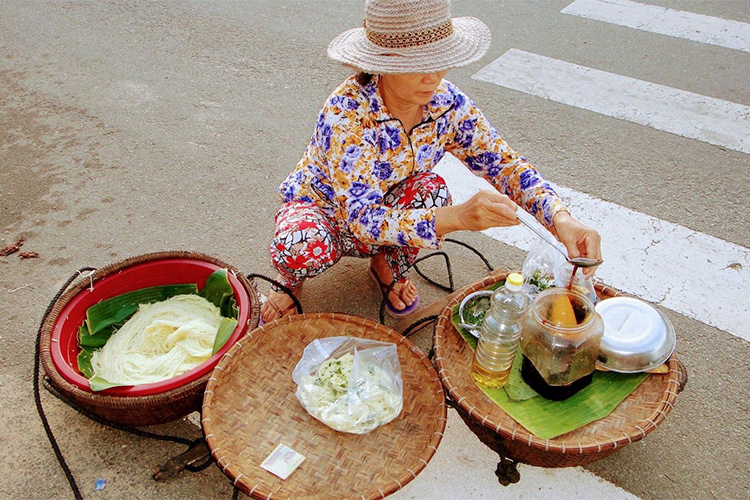 banh day bong son ban tren nhung ganh hang rong