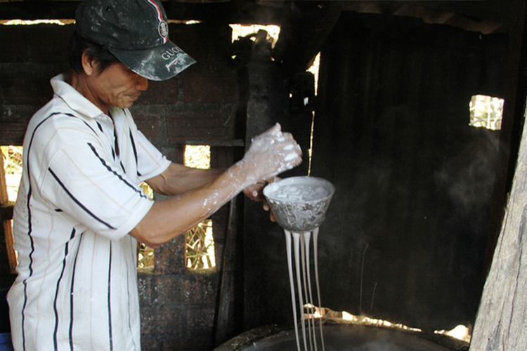 Nước ở sông Kôn là nguyên liệu không thể thiếu làm nên loại bún ngon.