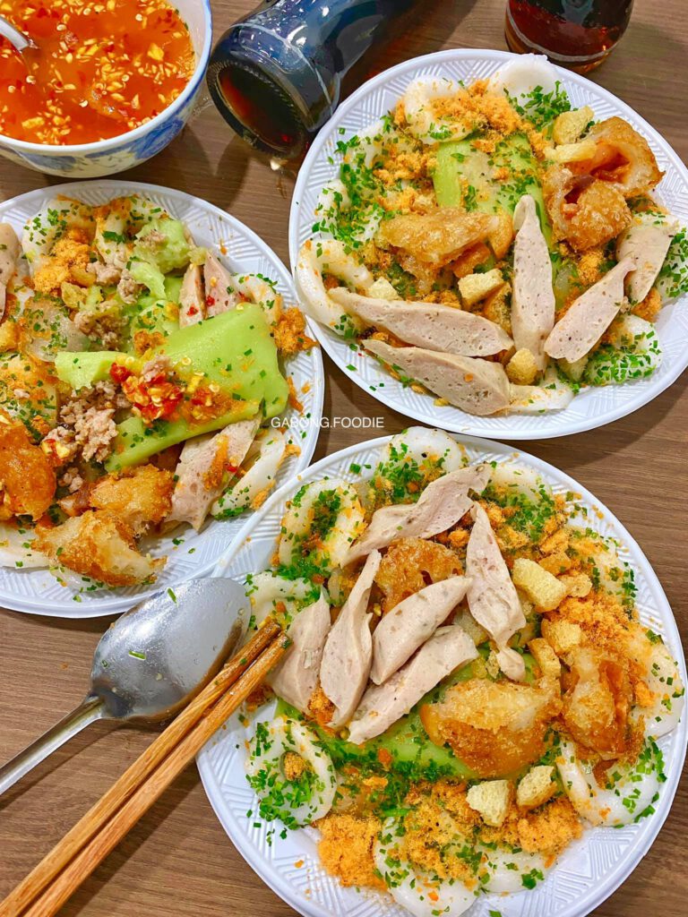 Dĩa bánh bèo đây đủ topping đi kèm - Ảnh: Gà Bông Foodie