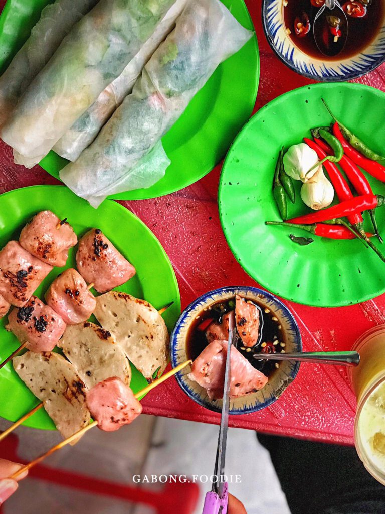 Cuốn nem là một món ngon Quy Nhơn được đông đảo bạn trẻ yêu thích - Ảnh: Gà Bông Foodie