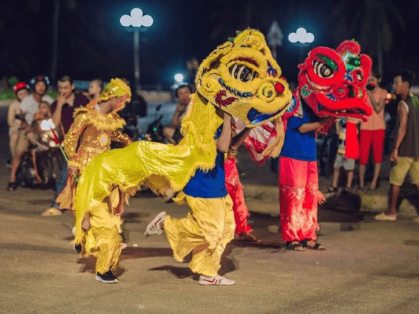 Những thanh niên múa lân ngày tết Trung Thu