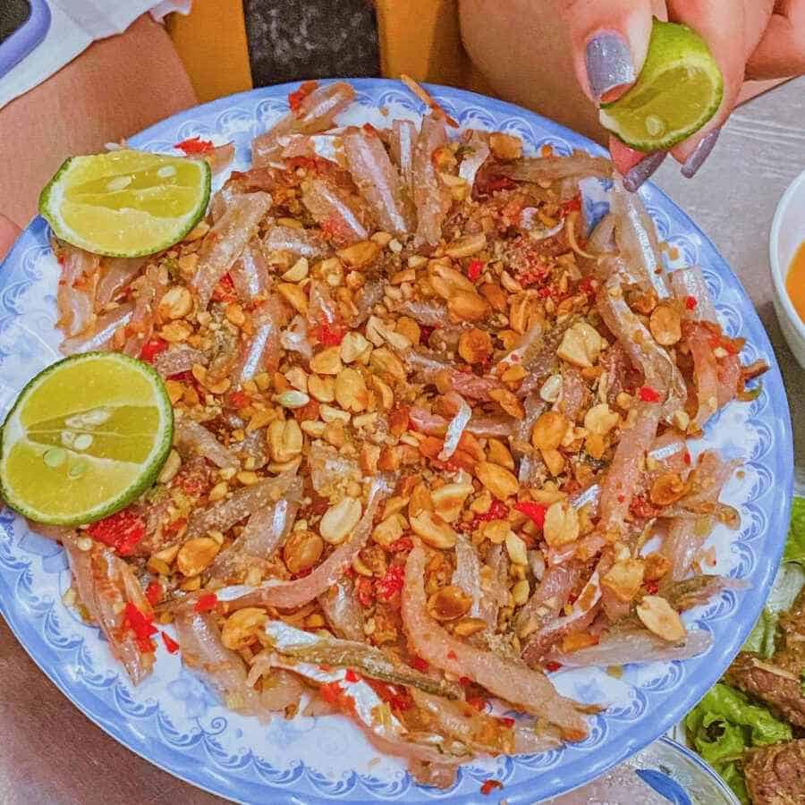 Gỏi cá mai Quy Nhơn (nguồn: Gà Bông Foodie)