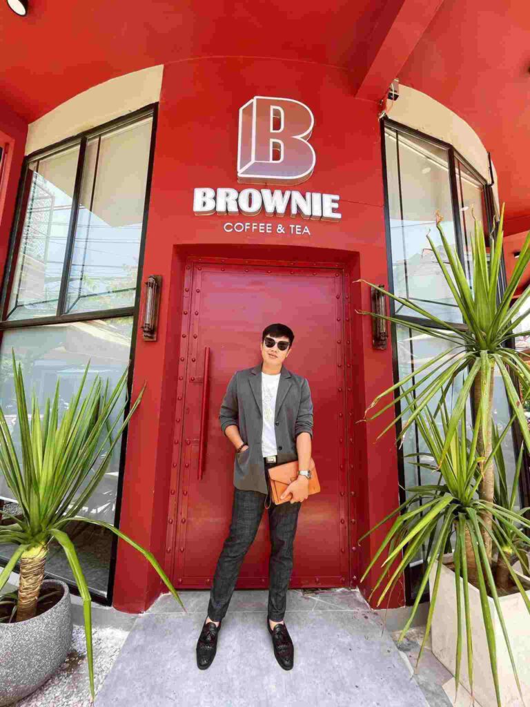 Cánh cửa đỏ trước quán Brownie nơi check in quen thuộc. Ảnh Brownie