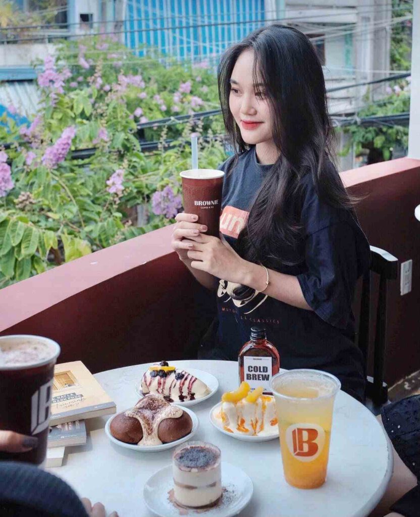 Nước ngon bánh ngọt tại quán cùng View.  Ảnh Brownie