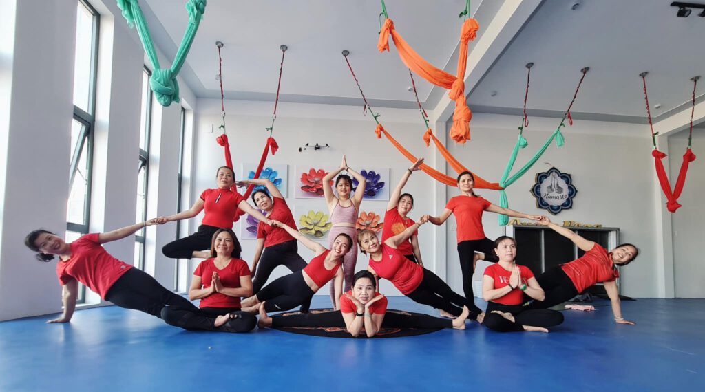 Tập thể yoga tại phòng tập Queen Fitness Yoga. Ảnh Queen Fitness Yoga