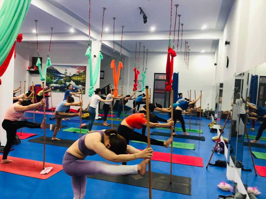 Tập với gậy. Ảnh Queen Fitness Yoga