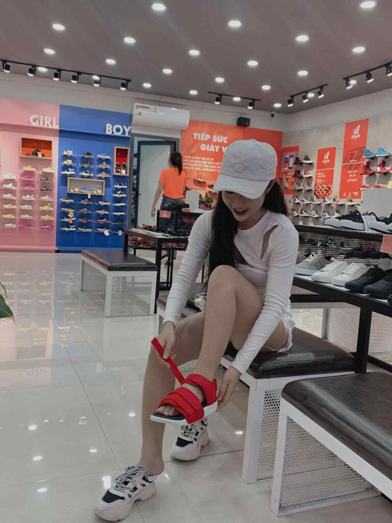 Thử giày Sneaker - Ảnh: Giày Myn Quy Nhơn