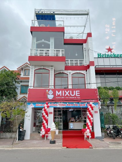 Phía trước, mặt tiền của Mixue Quy Nhơn. Ảnh Gà Bông Foodie