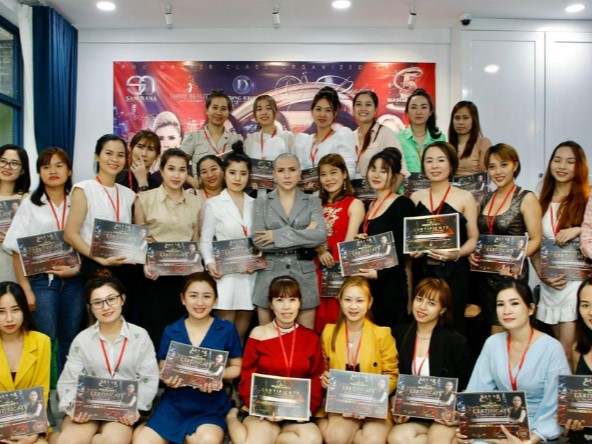 Những danh hiệu nổi tiếng mà viện thẩm mỹ Sầm Nana Academy đạt được. Ảnh Sầm Nana Academy