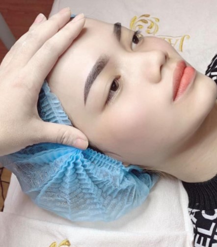 Điêu khắc chân mày tạo dáng đẹp tại JAE Spa. Ảnh JAE Spa 