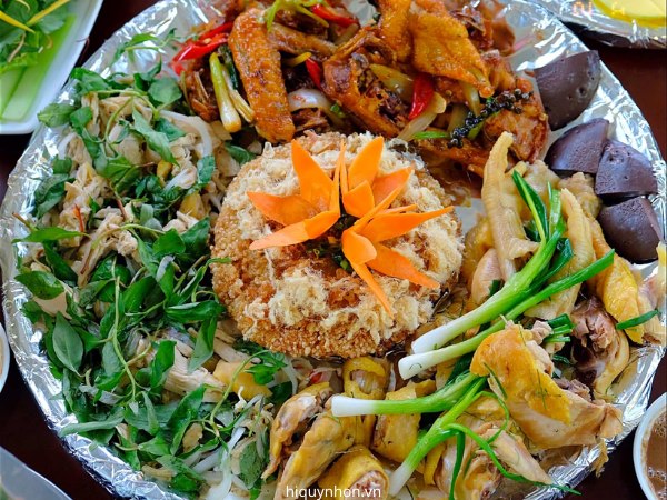 ĐỒNG QUÊ QUÁN - Quán gà mẹt Quy Nhơn. Ảnh: Gà Bông Foodie