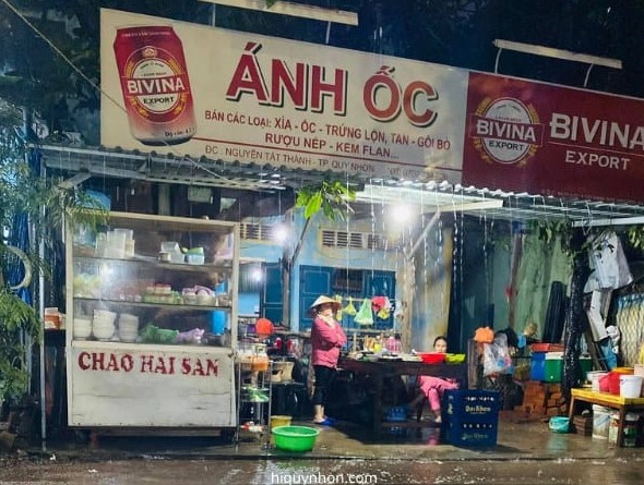 Phía trước quán ốc Ánh