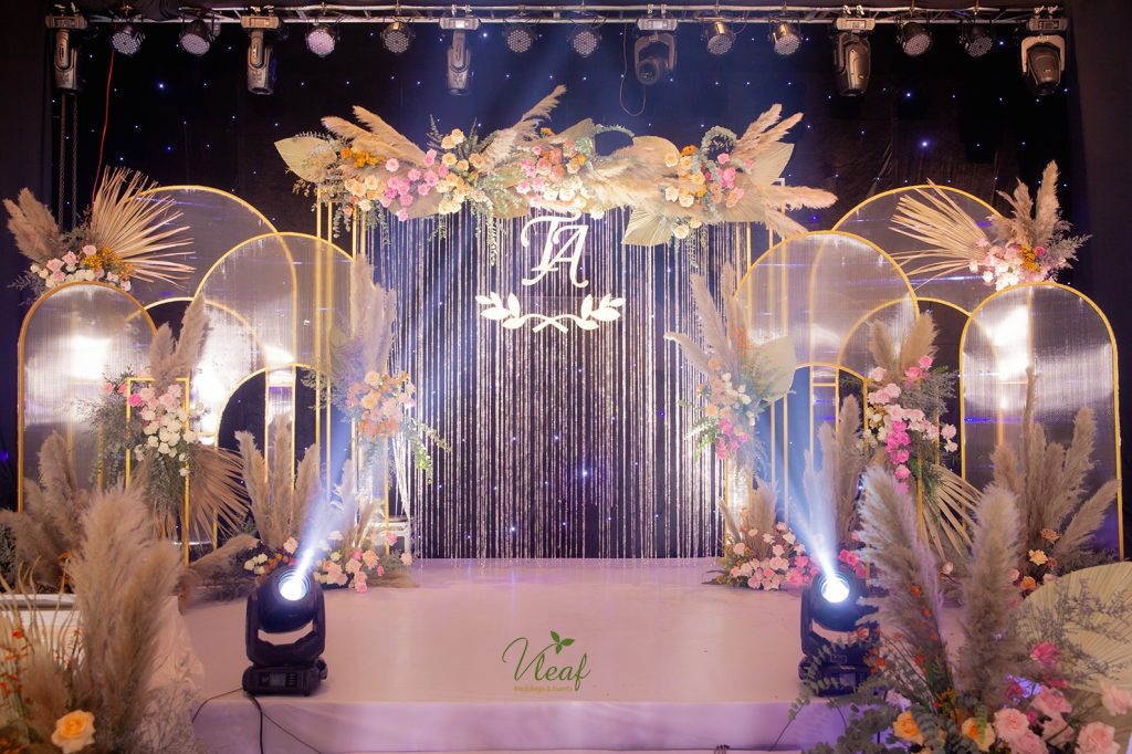 Decor sân khấu cưới từ VLEAF WEDDINGS & EVENTS 