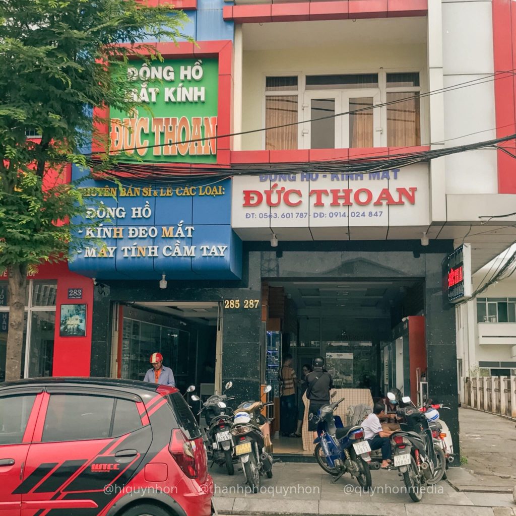 Cửa hàng mắt kính Đức Thoan với đa dạng mẫu mã.