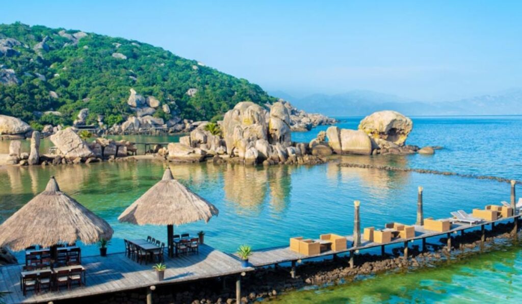 Bãi tắm thiên nhiên hoang sơ, biển xanh màu ngọc bích, “thế giới ngầm” san hồ phong phú cùng những resort trải dài ra giữa biển là lý do khiến Bình Lập được ví Maldives Việt Nam.